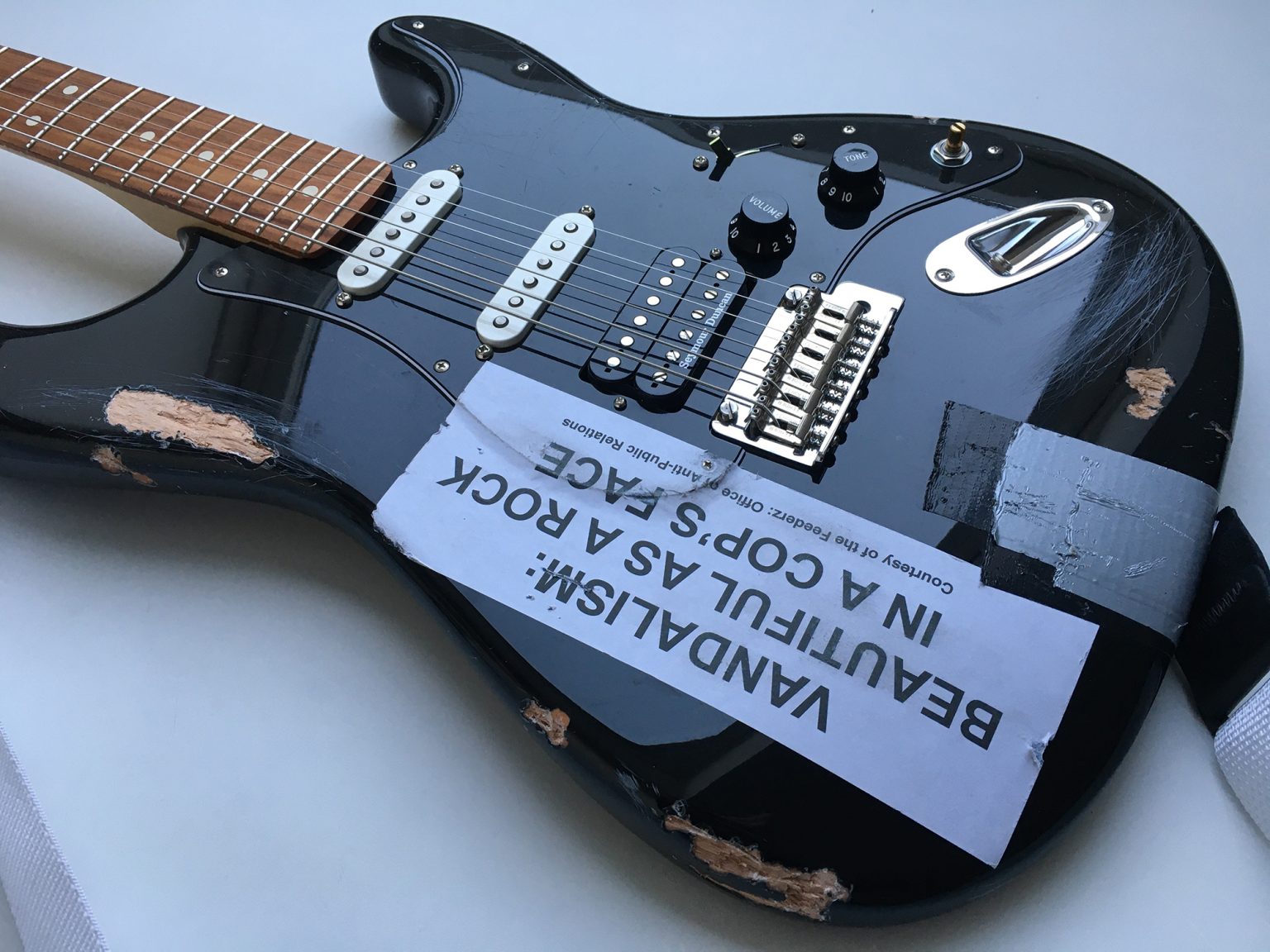 1.3/ Kurt Cobain Vandalism Strat Fender PLAYER Nirvana guitar Road Worn ...