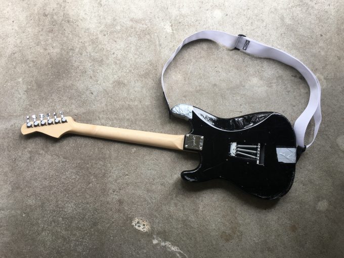 Kurt-Cobain-Vandalism-Strat-Guitar-Nirvana-Live-at-the-Paramount-Fender--Stratocaster-Heavy-Relic-Road-Worn-Seymour-Duncan-59-khristore-angers-luthier