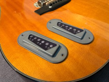 Kurt-Cobain-Martin-D18e-Fake-DeArmonds-pickups-Khristore-2