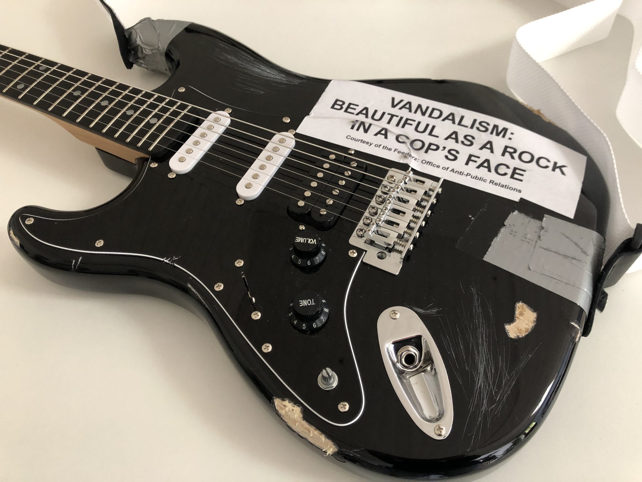 1.2/ Kurt Cobain Vandalism Strat Left Handed NIRVANA Guitar Live at the PARAMOUNT in Seattle