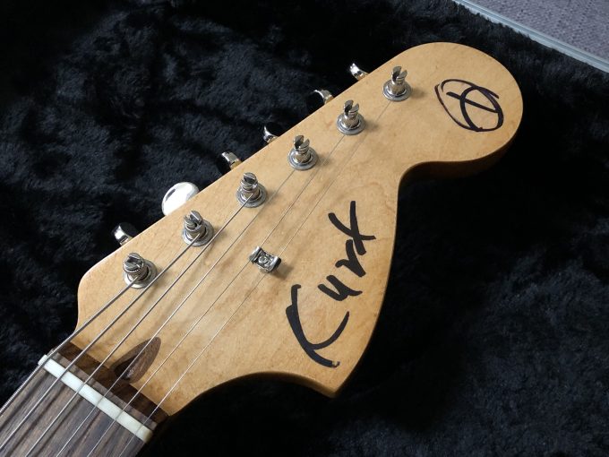 Kurt-Cobain-SkyStang-khristore-guitar-replica-pickfordguards-case-edition-3