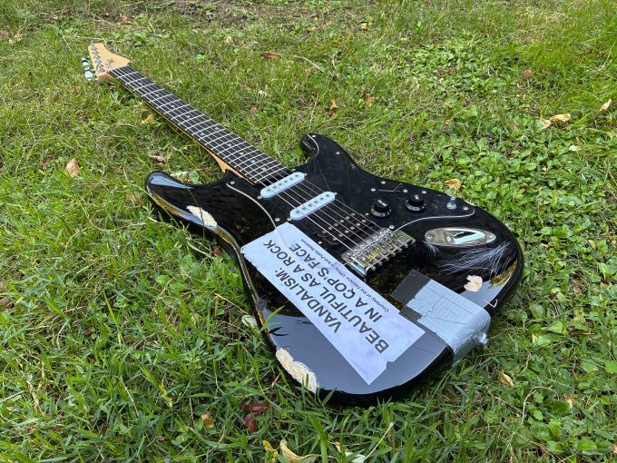 Kurt-Cobain-Vandalism-Strat-Paradiso-edition-amsterdam-kramer-neck-khristore-3