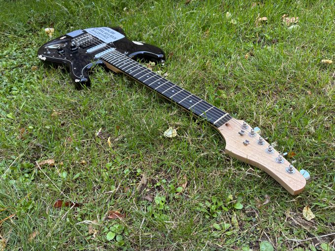 Kurt-Cobain-Vandalism-Strat-Paradiso-edition-amsterdam-kramer-neck-khristore-5