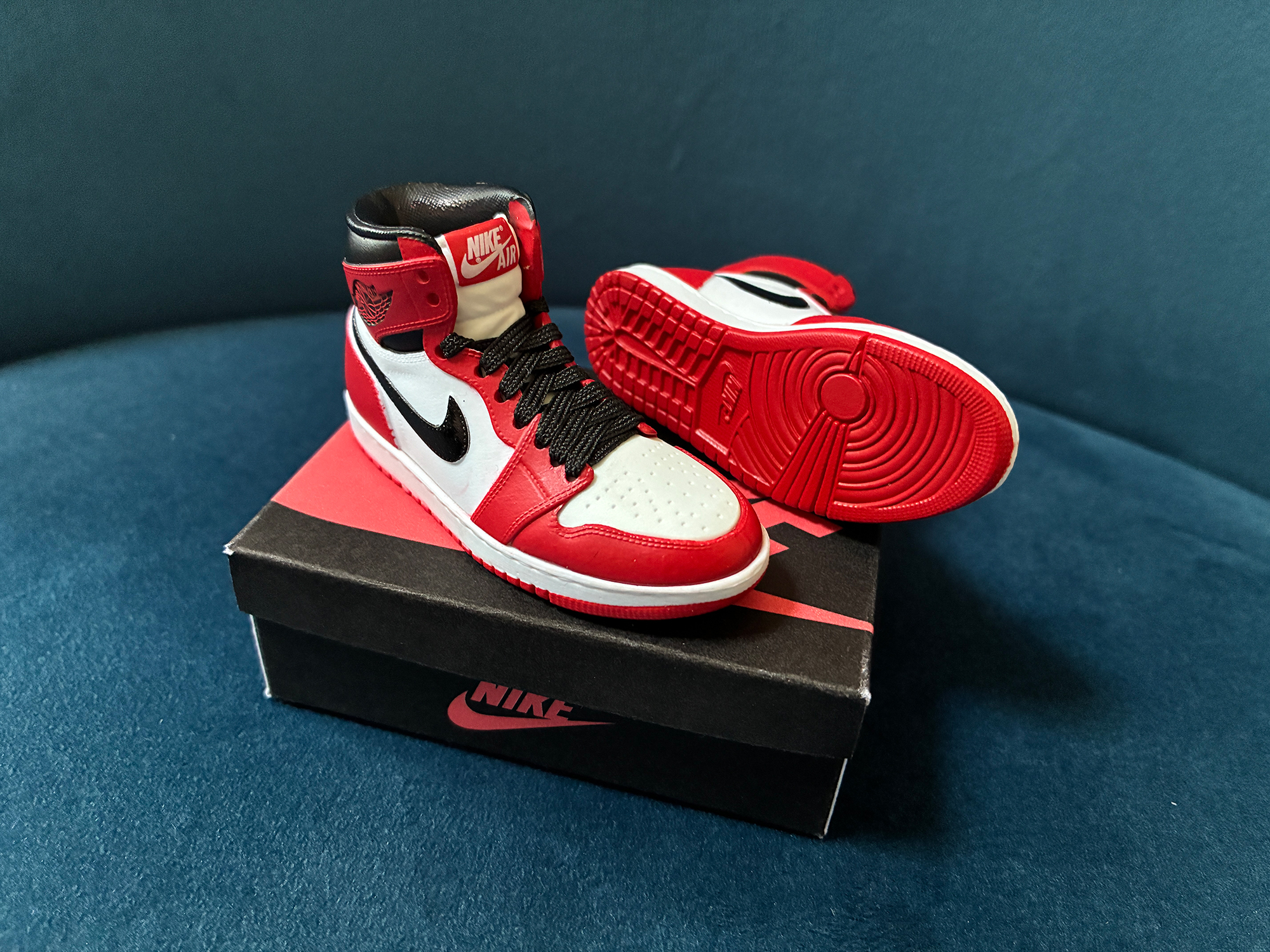 Limited Edition Air Jordan 1 Chicago 1985 1:4 scale box khristore