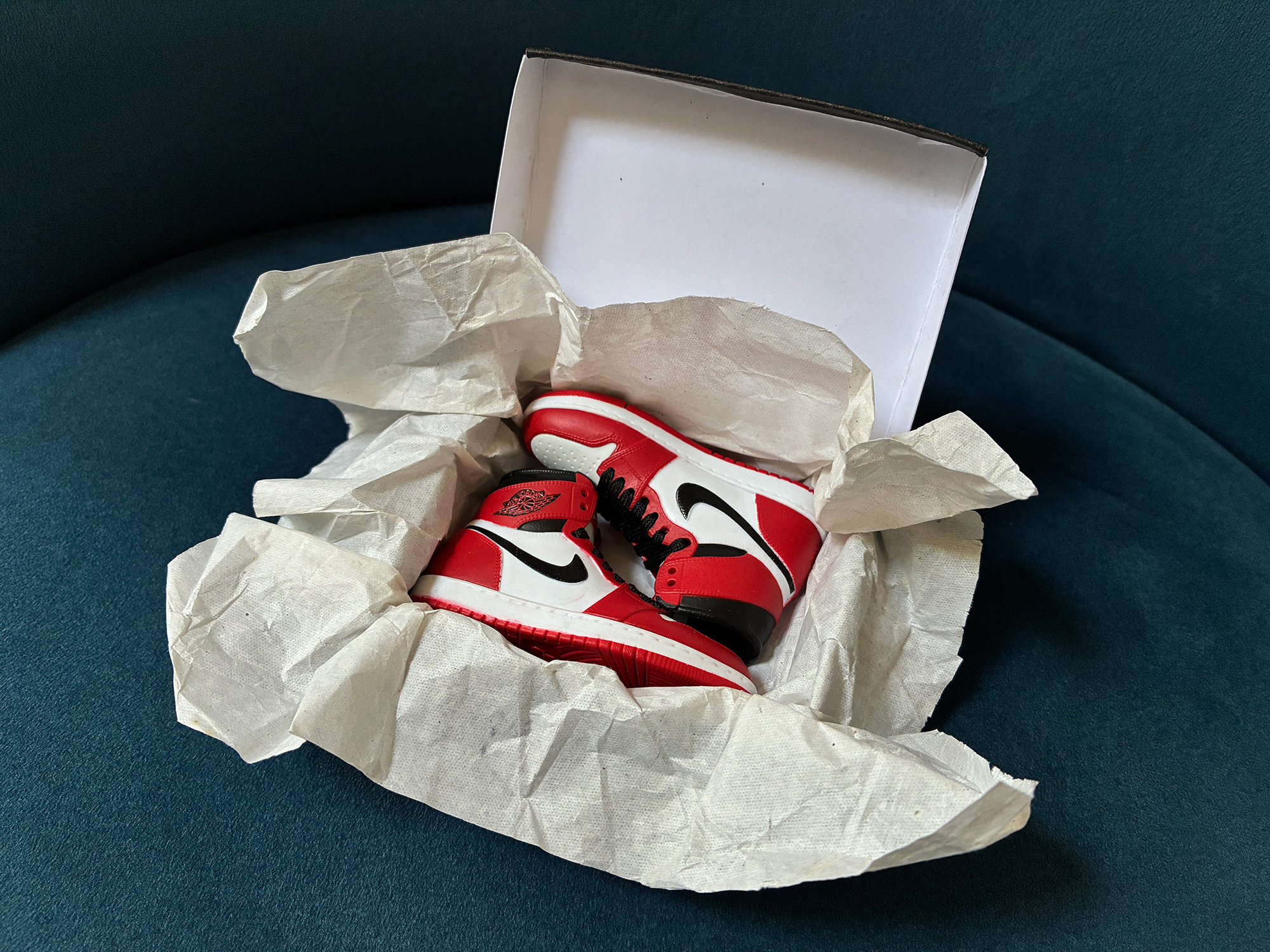 Limited Edition Air Jordan 1 Chicago 1985 1:4 scale box khristore 2