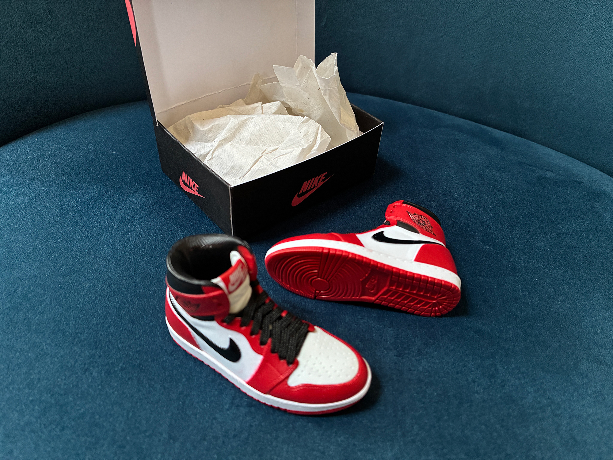 Limited Edition Air Jordan 1 Chicago 1985 1:4 scale box khristore 3
