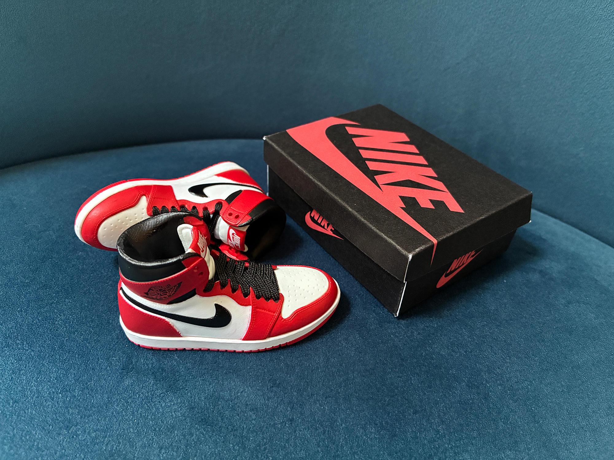 Limited Edition Air Jordan 1 Chicago 1985 1:4 scale box khristore 4
